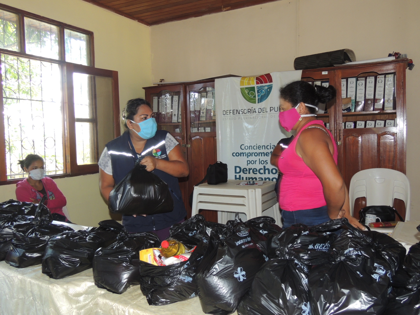 FUNCIONARIOS DE LA DEFENSORÍA DEL PUEBLO EN PANDO DONAN ALIMENTOS PARA POBLACIÓN VULNERABLE