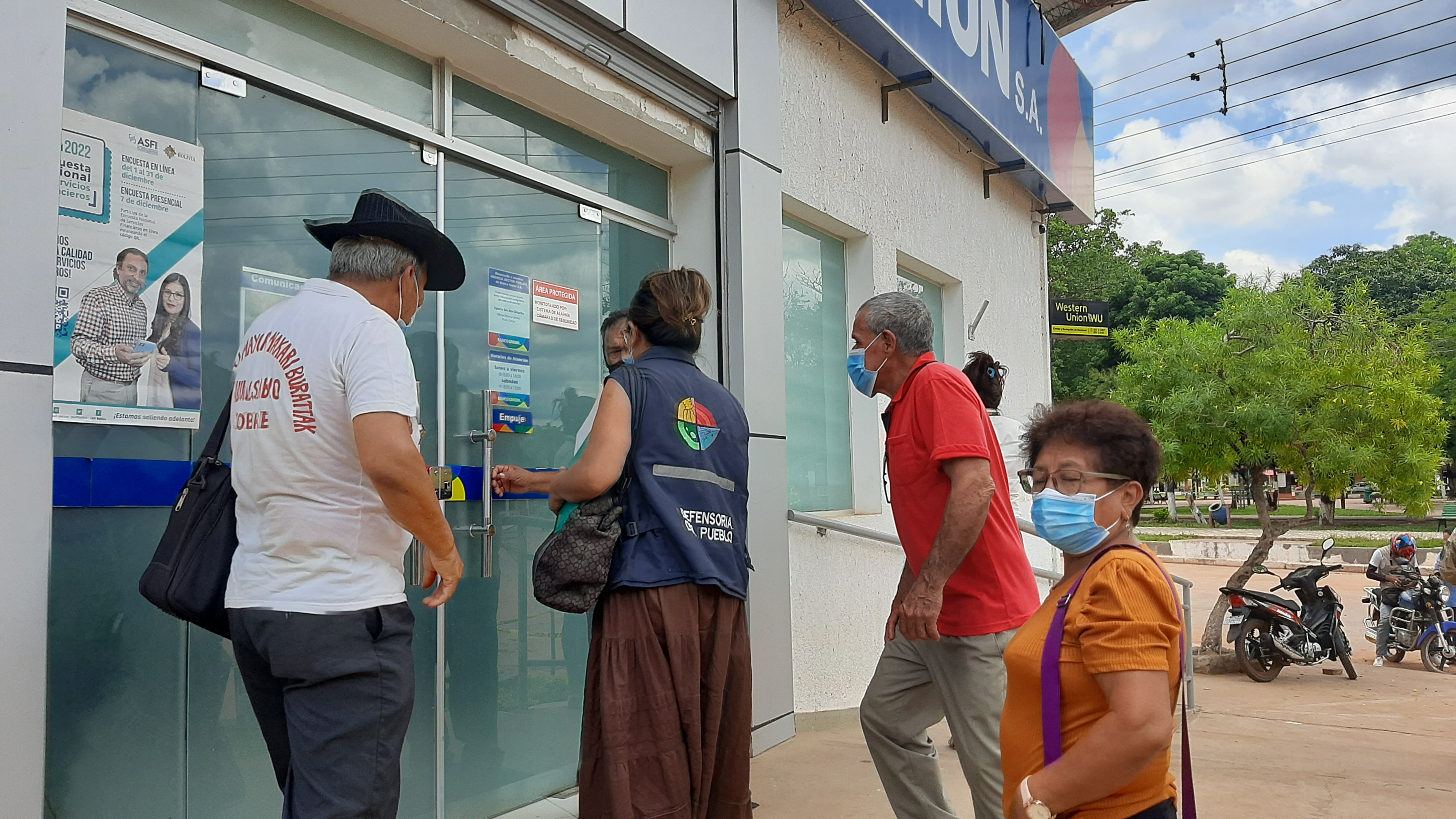 LA DEFENSORÍA DEL PUEBLO LOGRA QUE EL BANCO UNIÓN EN ROBORÉ COLOQUE ALEROS PARA CUBRIR DEL SOL Y LA LLUVIA A LAS PERSONAS QUE HACEN FILA, ANTE RECLAMOS DE PERSONAS ADULTAS MAYORES