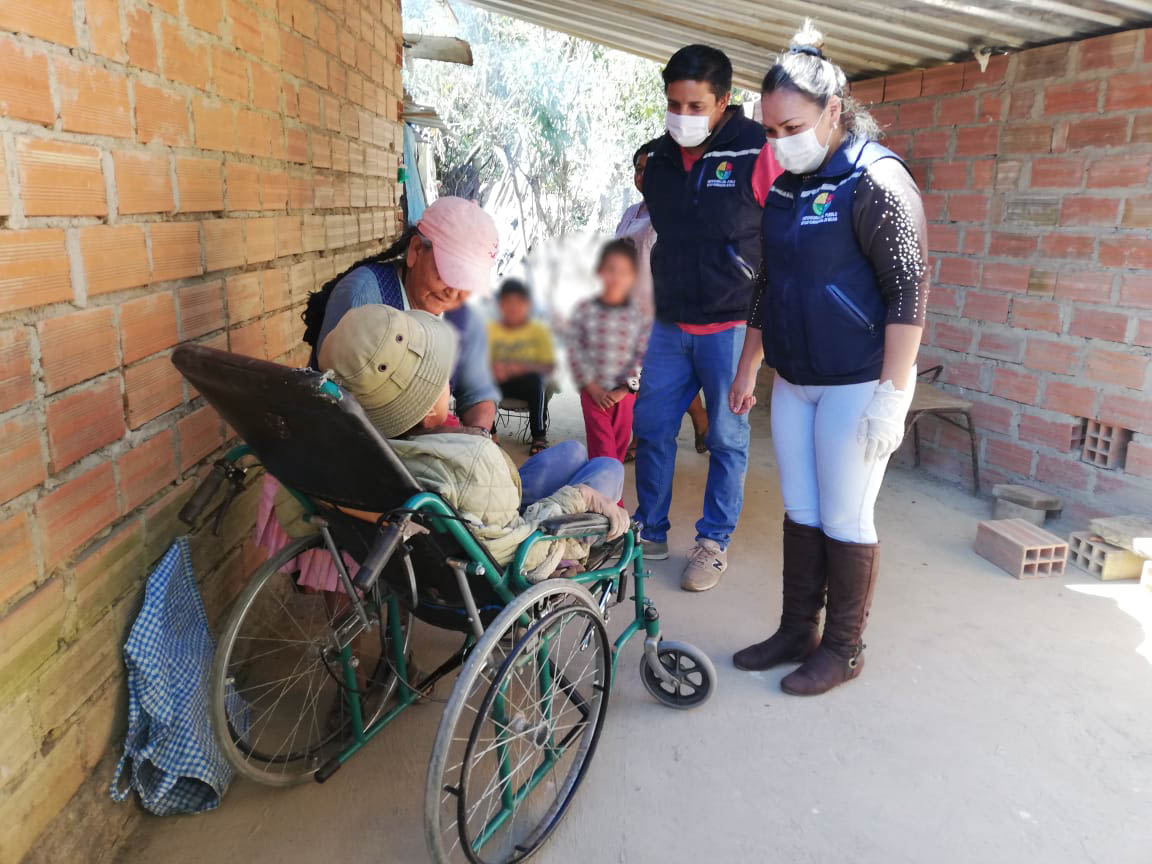 DEFENSORÍA DEL PUEBLO ENTREGA DOS SILLAS DE RUEDAS DONADAS EN BENEFICIO DE PERSONAS CON DISCAPACIDAD