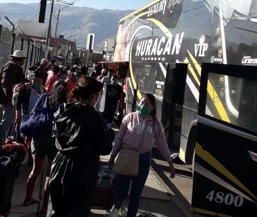 DEFENSORÍA DEL PUEBLO COORDINÓ TRASLADO DE 102 COCHABAMBINOS VARADOS EN YACUIBA Y PUERTO SUÁREZ