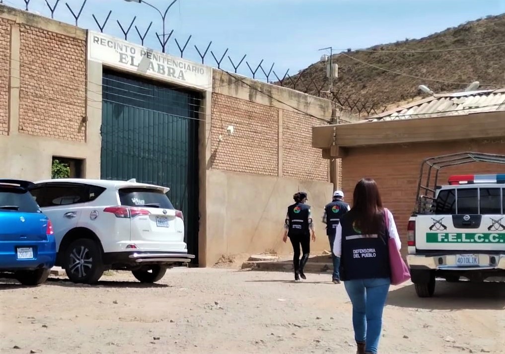 DEFENSORÍA DEL PUEBLO INSTA A REFORZAR EL CONTROL Y SEGURIDAD AL INTERIOR DE RECINTOS PENITENCIARIOS EN COCHABAMBA