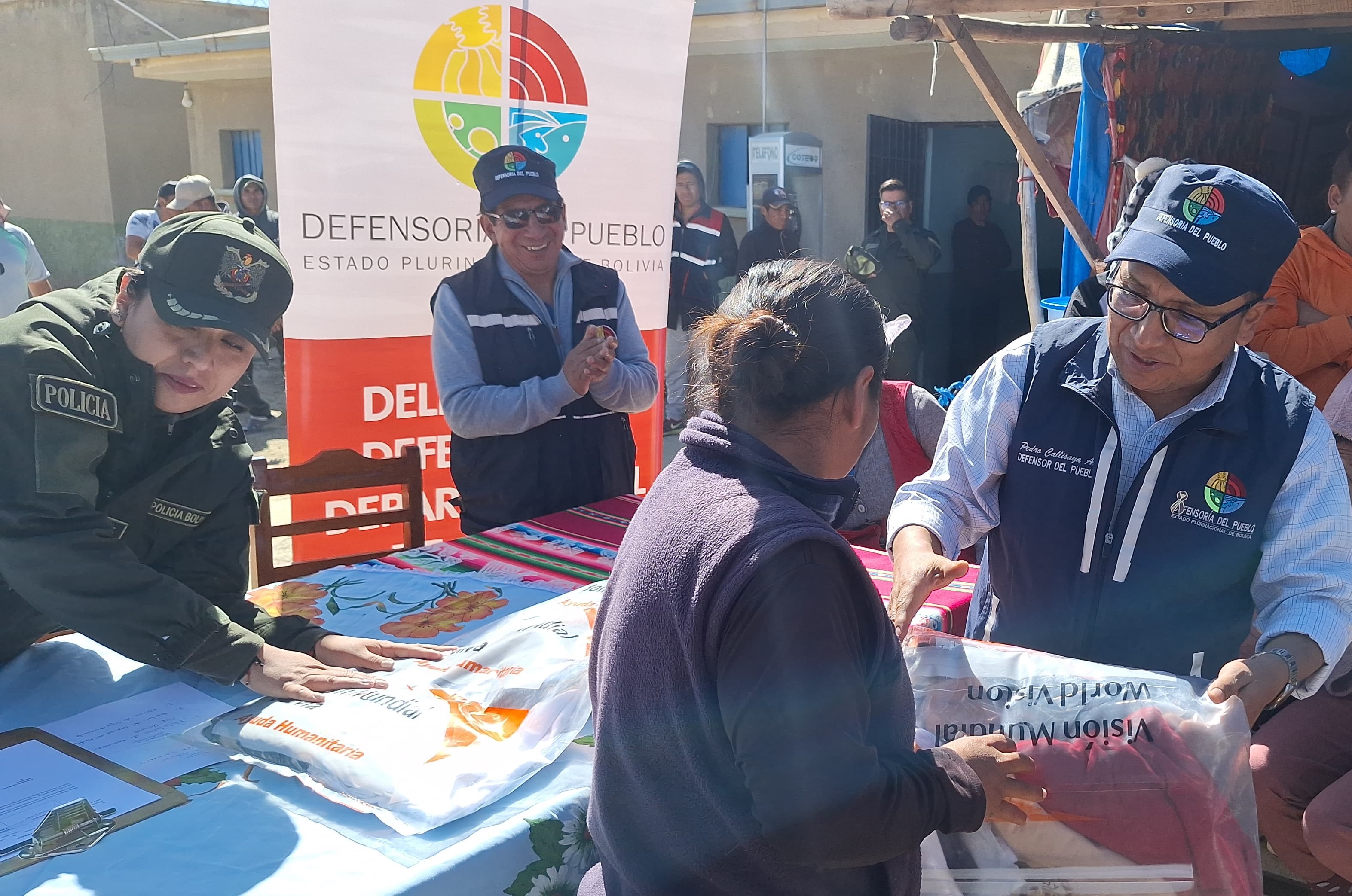 Defensoría del Pueblo y Visión Mundial entregan 235 kits de ropa a personas privadas de libertad en el penal La Merced de Oruro