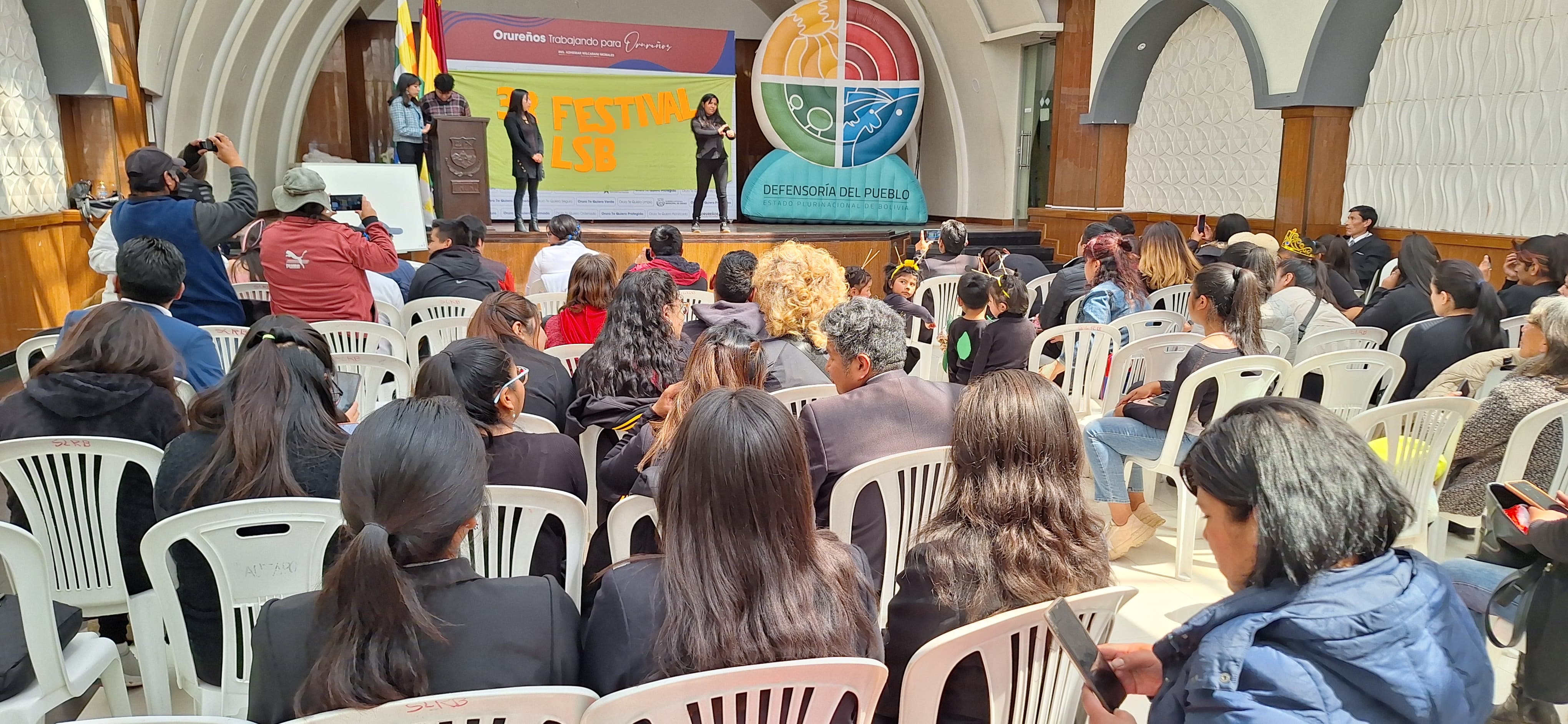 EN ORURO LA DEFENSORÍA DEL PUEBLO DESARROLLÓ EL TERCER FESTIVAL EN LENGUA DE SEÑAS "FESTISEÑAS 2024" EN EL SALÓN LUIS RAMIRO BELTRÁN.