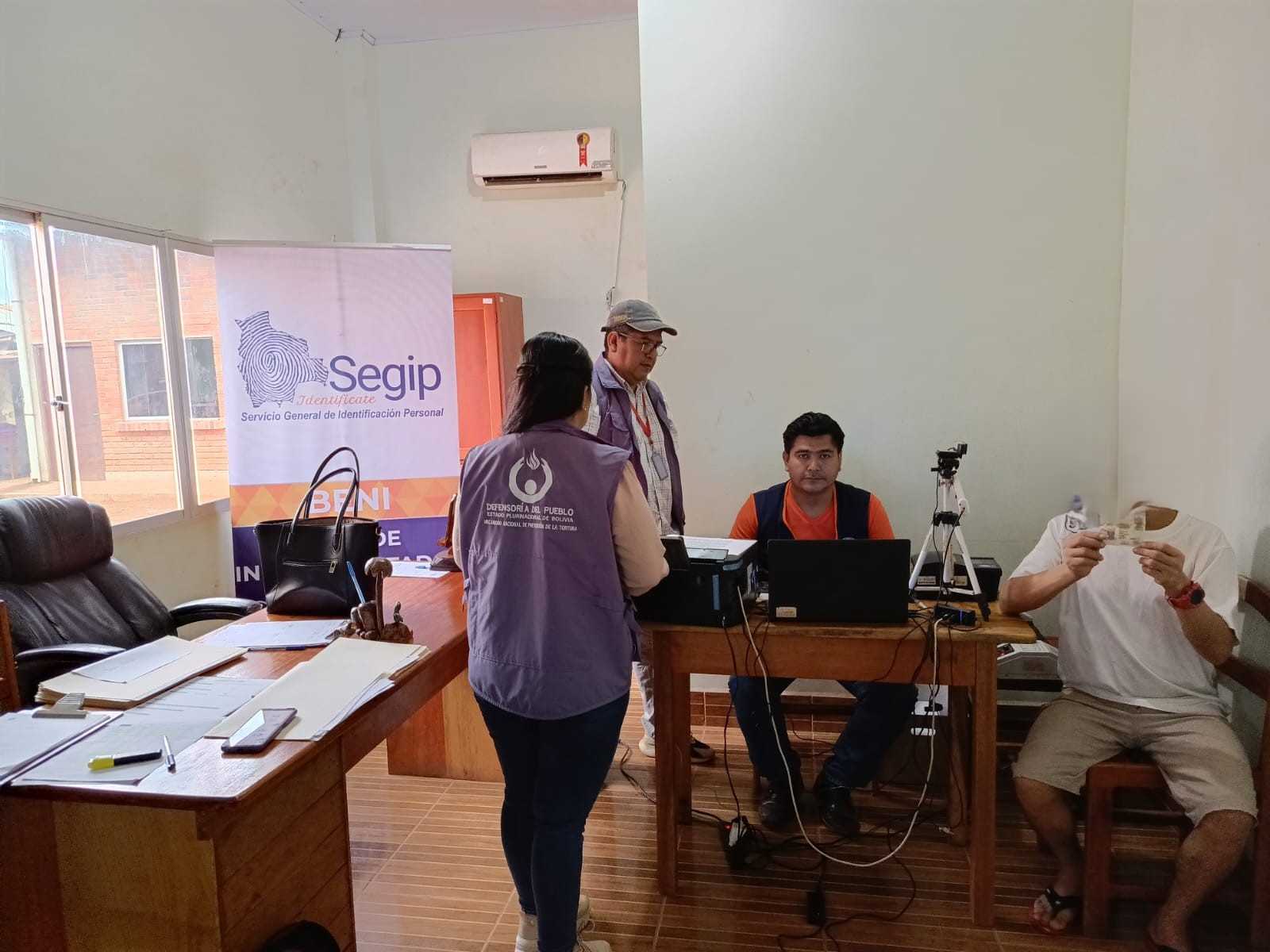 Defensoría del Pueblo logra la carnetización, descongestionamiento penal y acceso a beneficios sociales para 30 privados de libertad en coordinación con instituciones de Riberalta