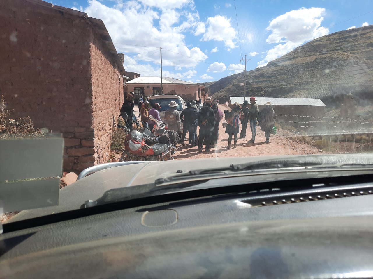 DEFENSORÍA DEL PUEBLO RESCATA A 4 PERSONAS ACUSADAS DE ROBO QUE SE ENCONTRABAN  AMENAZADAS CON JUSTICIA POR MANO PROPIA EN COLQUECHACA POTOSÍ