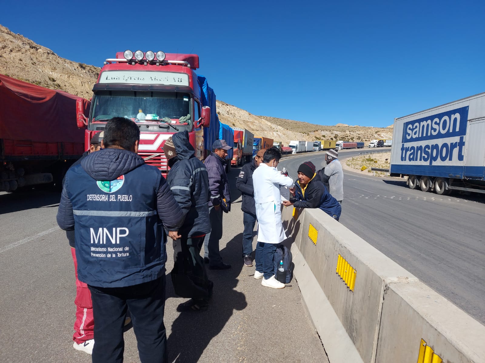 DEFENSORÍA DEL PUEBLO PROPICIA ATENCIÓN MÉDICA A TRANSPORTISTAS QUE PERMANECEN EN LOS PUNTOS DEL BLOQUEO EN LA CARRETERA ORURO - COCHABAMBA