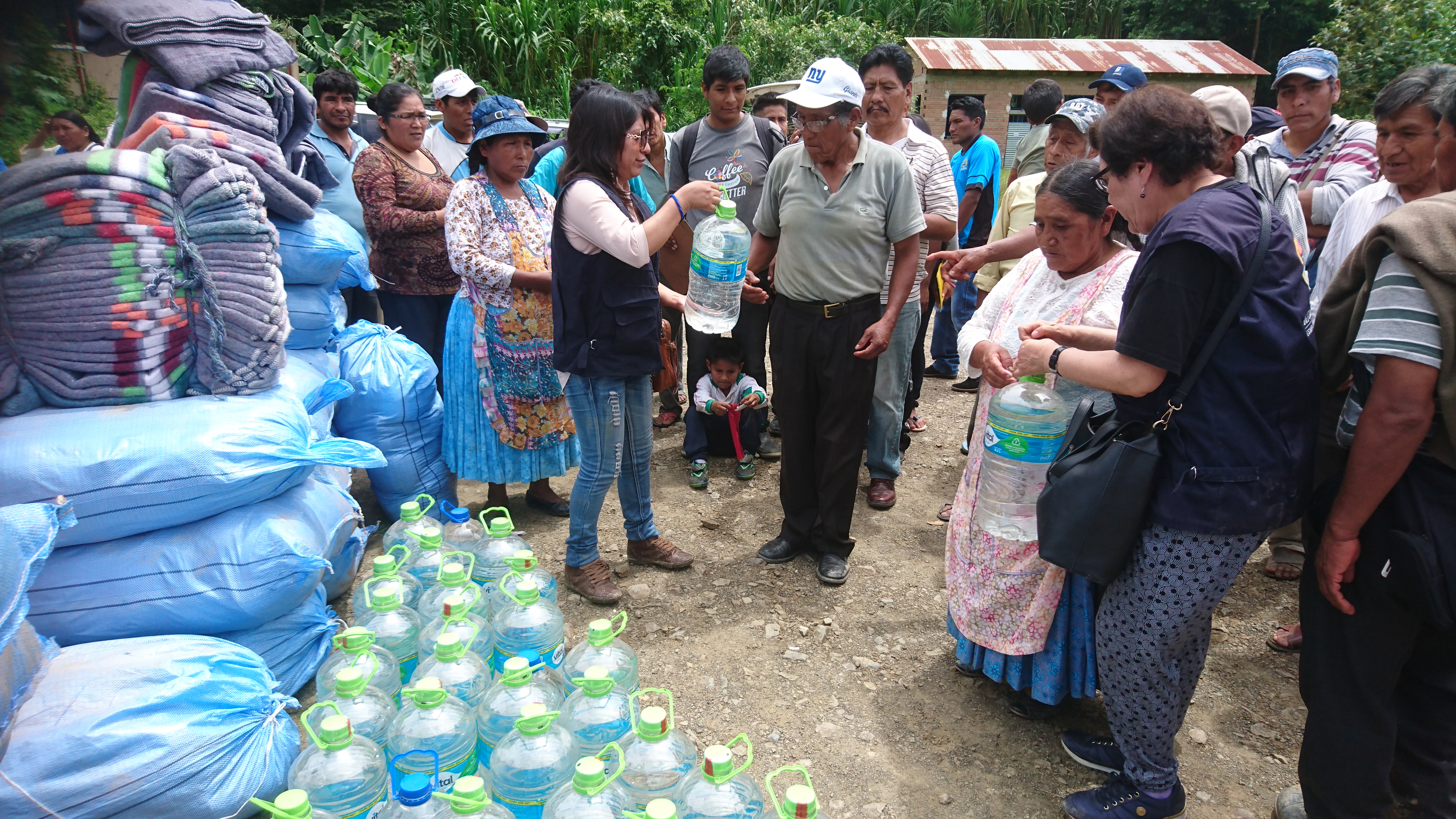 DEFENSORA DEL PUEBLO LLEGA A CARANAVI Y ENTREGA AYUDA PARA MÁS DE 400 FAMILIAS AFECTADAS POR LOS DESASTRES NATURALES