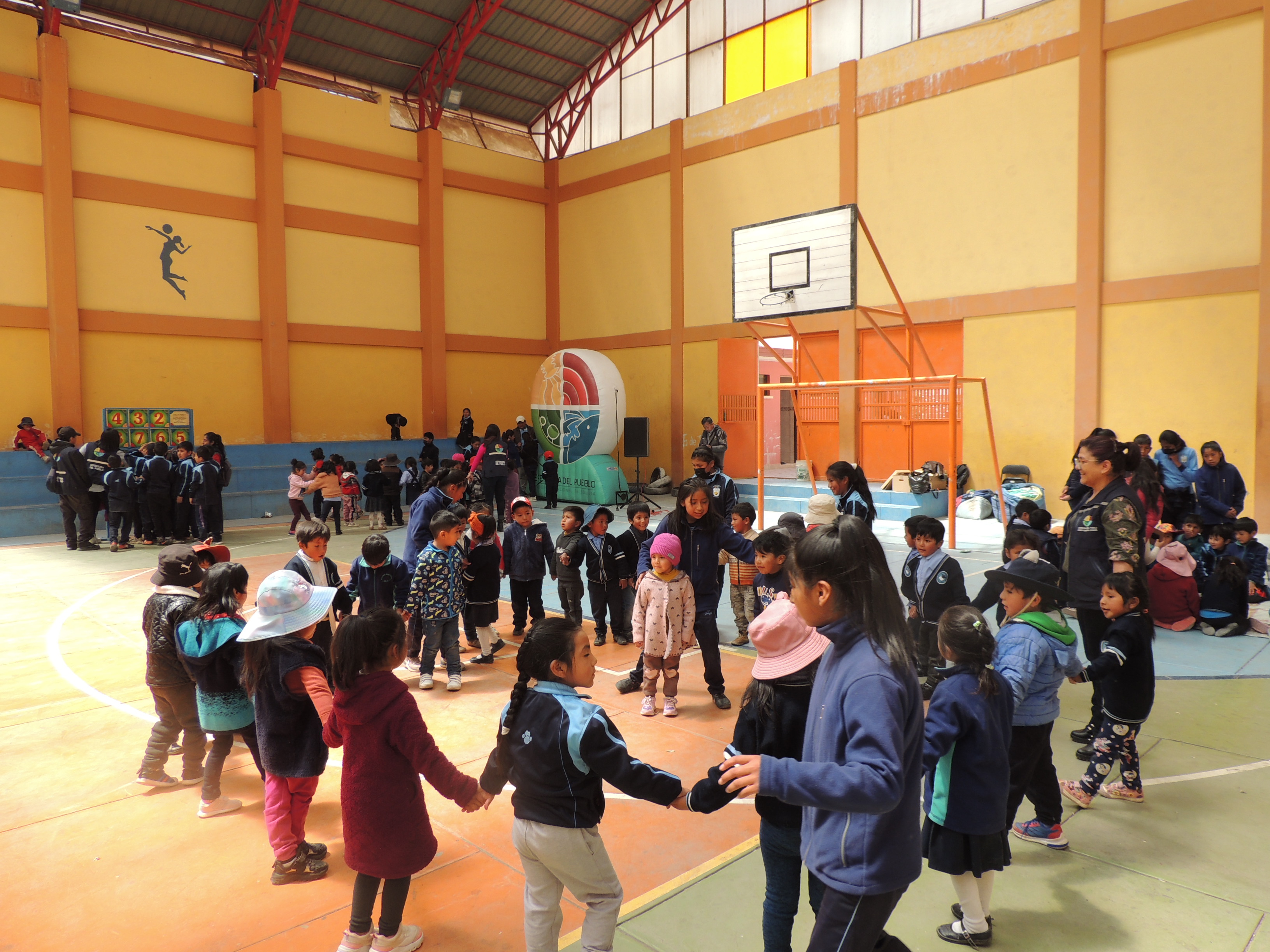 MÁS DE 400 ESTUDIANTES DE LA UNIDAD EDUCATIVA 6 DE JUNIO PARTICIPAN EN JORNADA DE FORMACIÓN SOBRE DERECHOS HUMANOS Y CULTURA DE PAZ