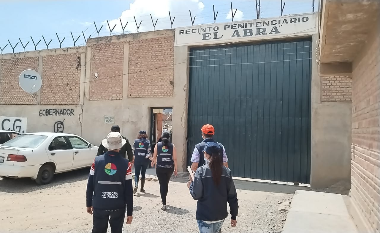 DEFENSORÍA DEL PUEBLO INSTA A RÉGIMEN PENITENCIARIO DE COCHABAMBA A ASUMIR CORRECTIVOS PARA EVITAR QUE POLICÍAS TRANSPORTEN A RECLUSOS EN SUS VEHÍCULOS