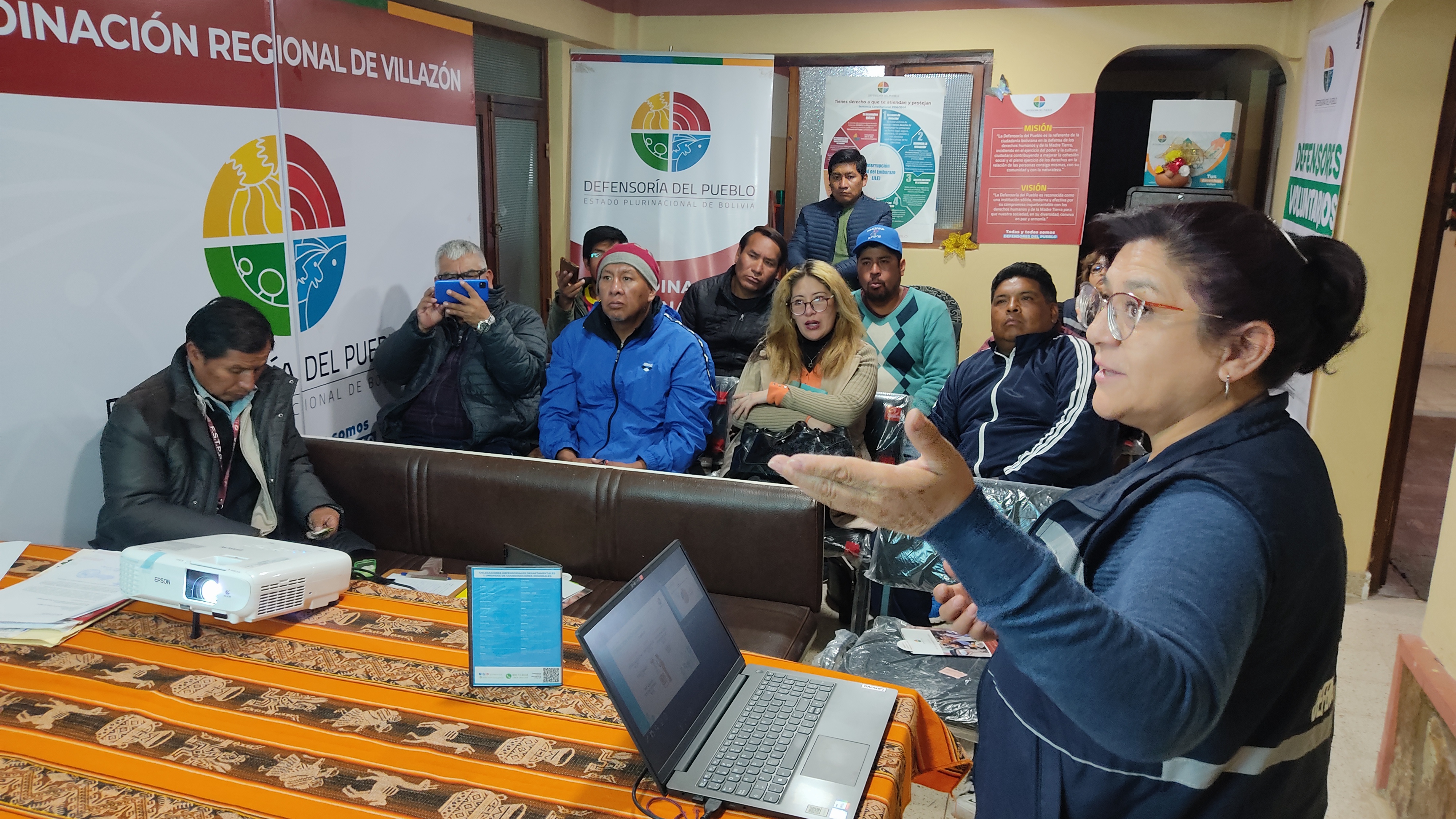 DEFENSORÍA DEL PUEBLO PRESENTA EN VILLAZÓN ENCUESTA NACIONAL SOBRE VULNERACIONES AL TRABAJO PERIODÍSTICO