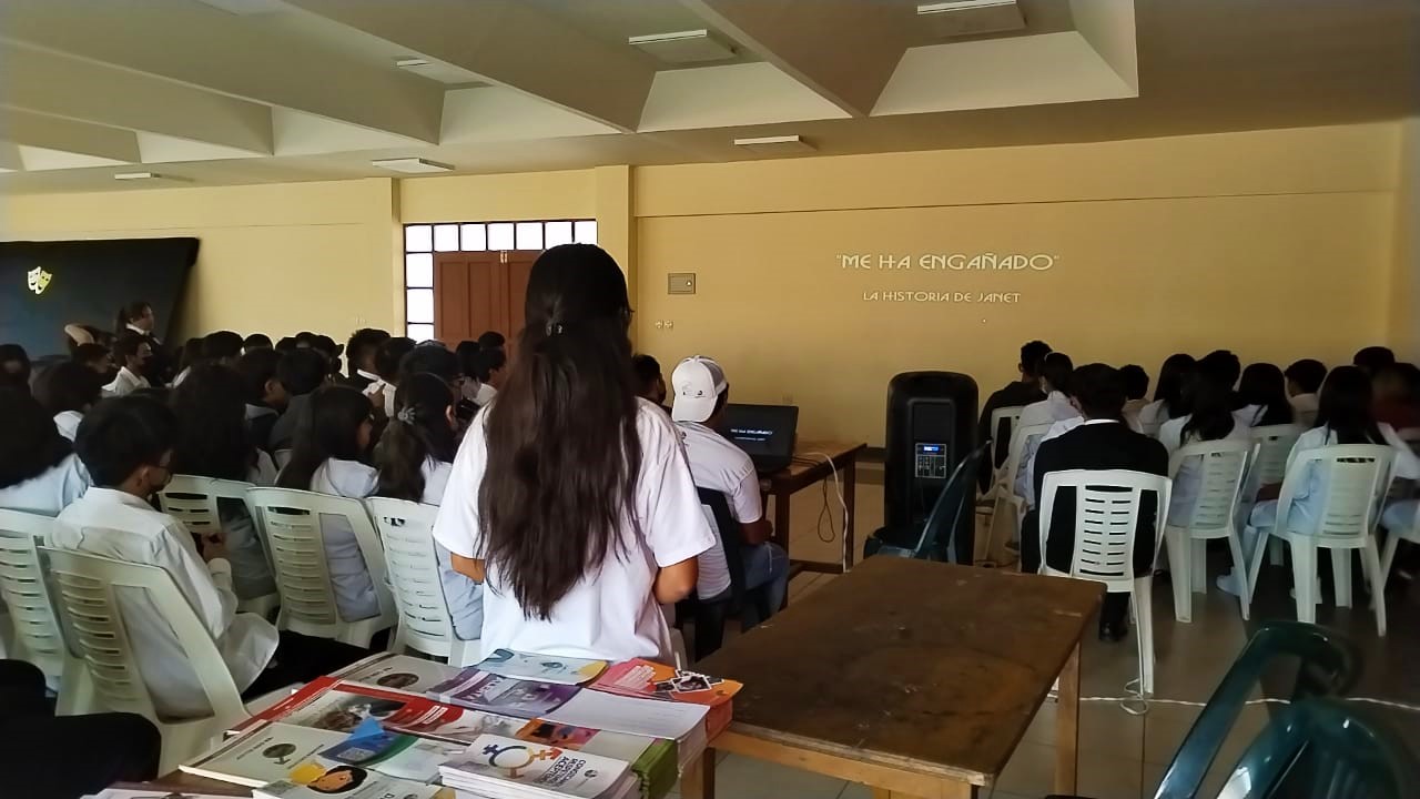 LA DEFENSORÍA DEL PUEBLO SOCIALIZA EL DOCUMENTAL “ME HA ENGAÑADO” EN LA UNIDAD EDUCATIVA RENÉ BARRIENTOS DE COCHABAMBA