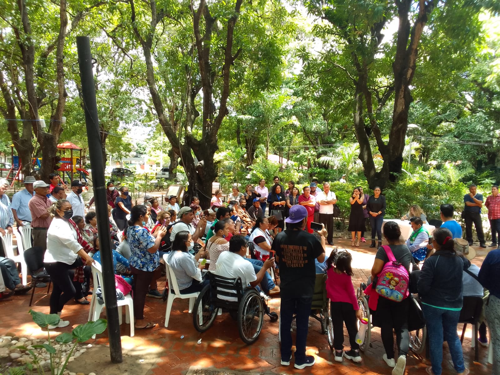 La Defensoría del Pueblo participa en la reunión entre el Alcalde de Santa Cruz y las personas con discapacidad y personas adultas mayores