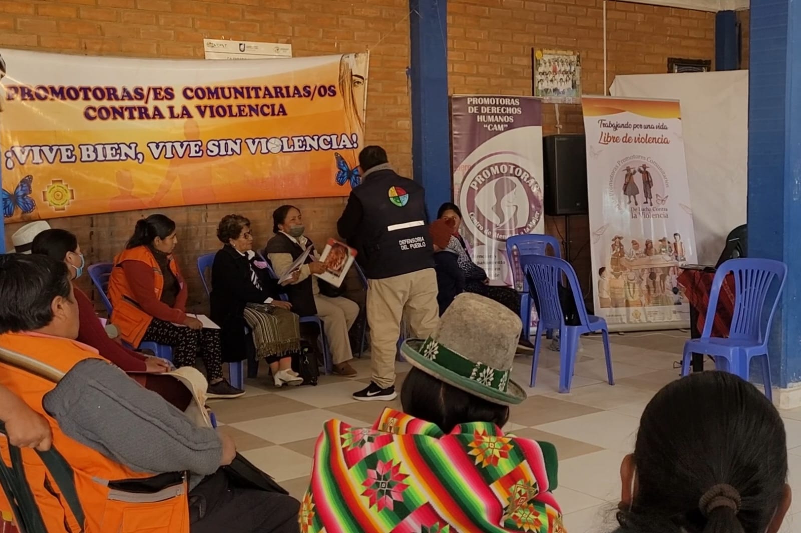 LA DEFENSORÍA DEL PUEBLO CAPACITA SOBRE DERECHOS HUMANOS DE LAS MUJERES A DEFENSORES COMUNITARIOS DE ORURO Y COCHABAMBA