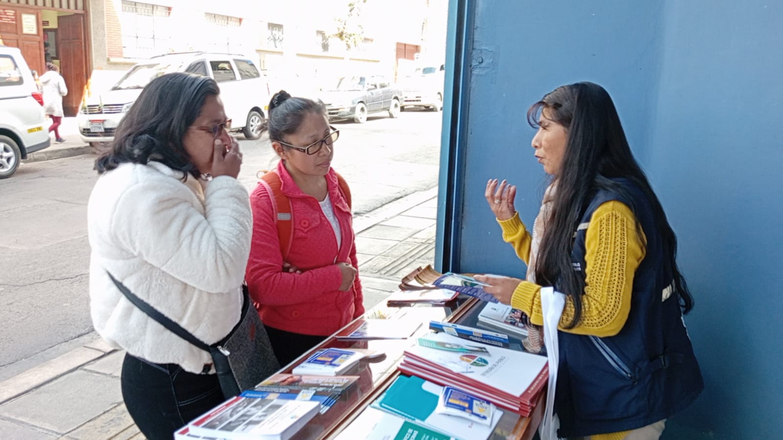 Defensoría del Pueblo socializa el Día Internacional contra la Trata de Personas entre la población paceña