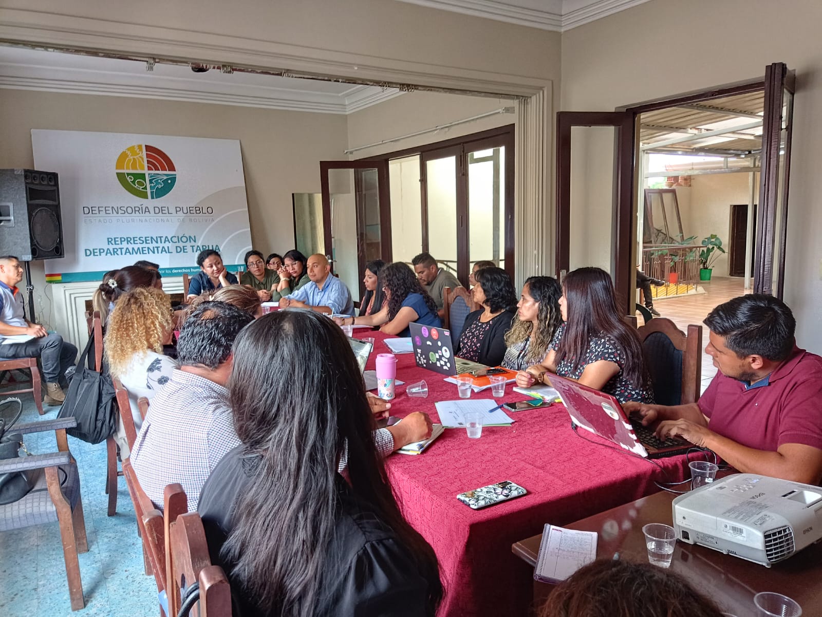 EN LA DEFENSORÍA DEL PUEBLO: MESA DE TRABAJO INTERINSTITUCIONAL ABORDA DESAFÍOS DEL SISTEMA DE JUSTICIA PARA ADOLESCENTES EN TARIJA