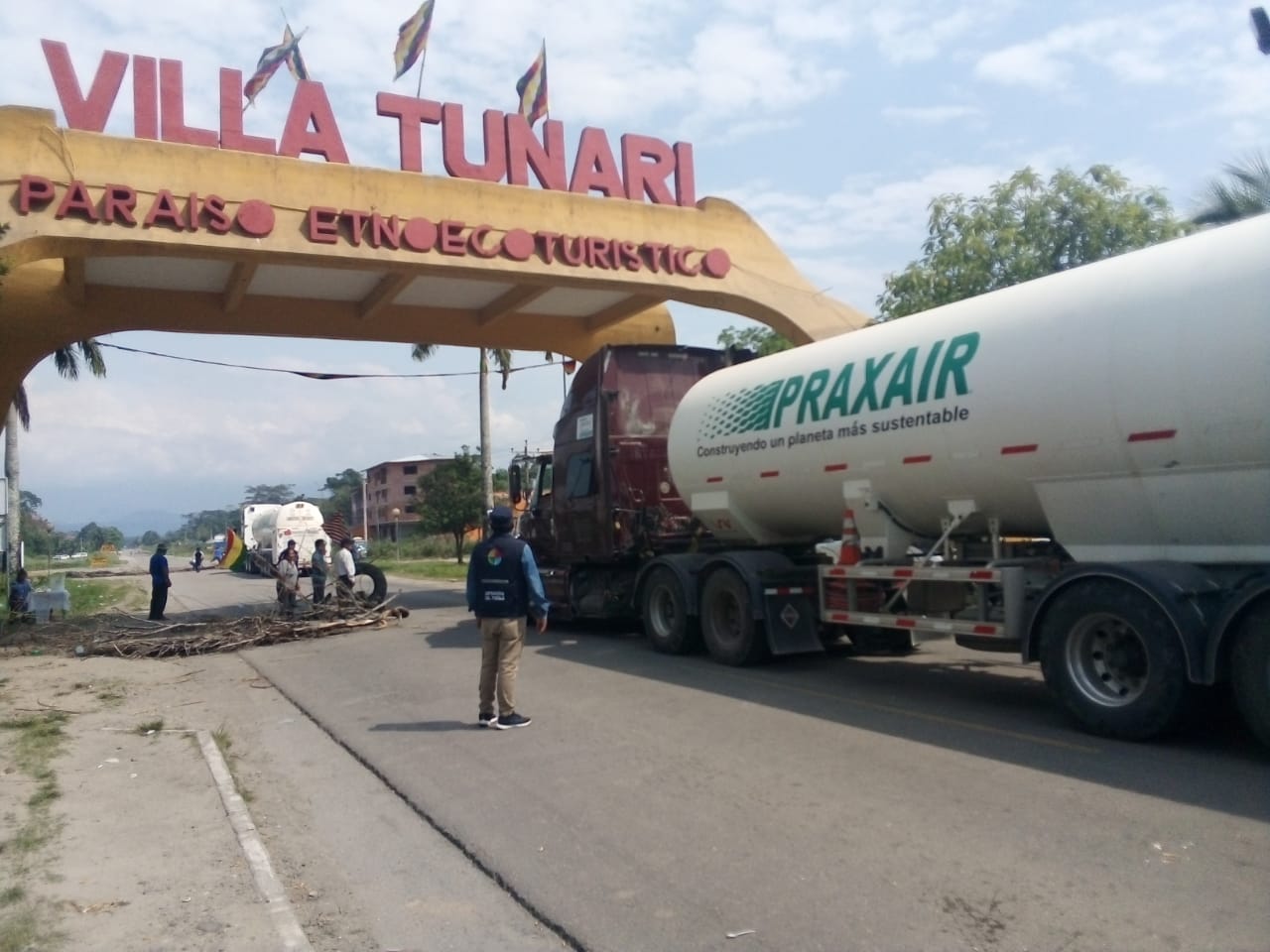 DEFENSORÍA DEL PUEBLO – REGIONAL CHAPARE EFECTÚA EL SEGUIMIENTO DEL PASO DE LAS TRES CISTERNAS CON OXÍGENO MEDICINAL Y PERSONAL DE LA CRUZ ROJA, POR EL TRÓPICO DE COCHABAMBA