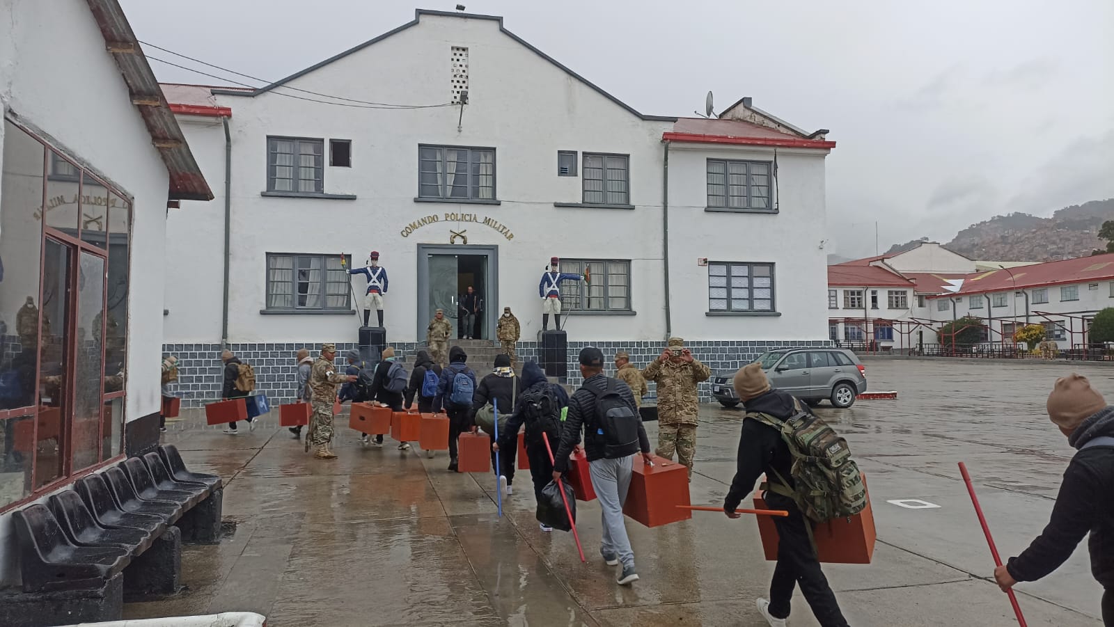 DELEGACIÓN DEFENSORIAL DE LA PAZ VERIFICA DESARROLLO DEL PROCESO DE RECLUTAMIENTO PARA EL SERVICIO MILITAR EN EL CUARTEL DE MIRAFLORES