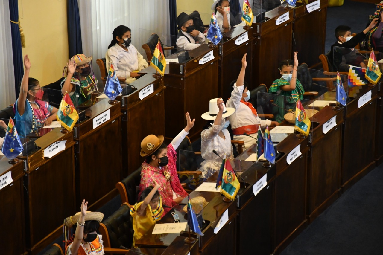 Niñas, niños y adolescentes aprueban de forma simbólica ley propuesta en 2019 por la Defensoría del Pueblo para proteger a huérfanas y huérfanos por feminicidio