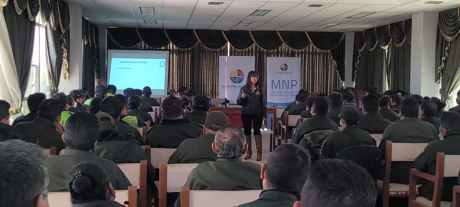 LA DEFENSORÍA DEL PUEBLO CAPACITÓ SOBRE DERECHOS HUMANOS Y PREVENCIÓN DE LA TORTURA A UN CENTENAR DE EFECTIVOS POLICIALES DE LOS CENTROS PENITENCIARIOS DE COCHABAMBA