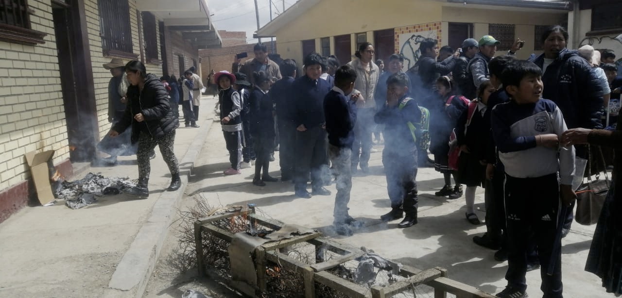 La Defensoría del Pueblo condena la gasificación policial a familiares de víctimas de la masacre de Senkata y a niños de la Unidad Educativa 25 de julio