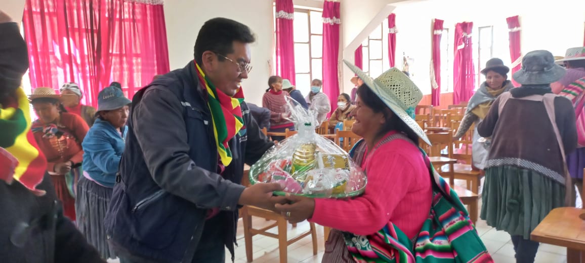 CAMPAÑA EMPRENDIDA POR LA DEFENSORÍA DEL PUEBLO Y YANAPACUNA LOGRA BENEFICIAR A 115 MADRES DE FAMILIAS DE ESCASOS RECURSOS DE LLALLAGUA