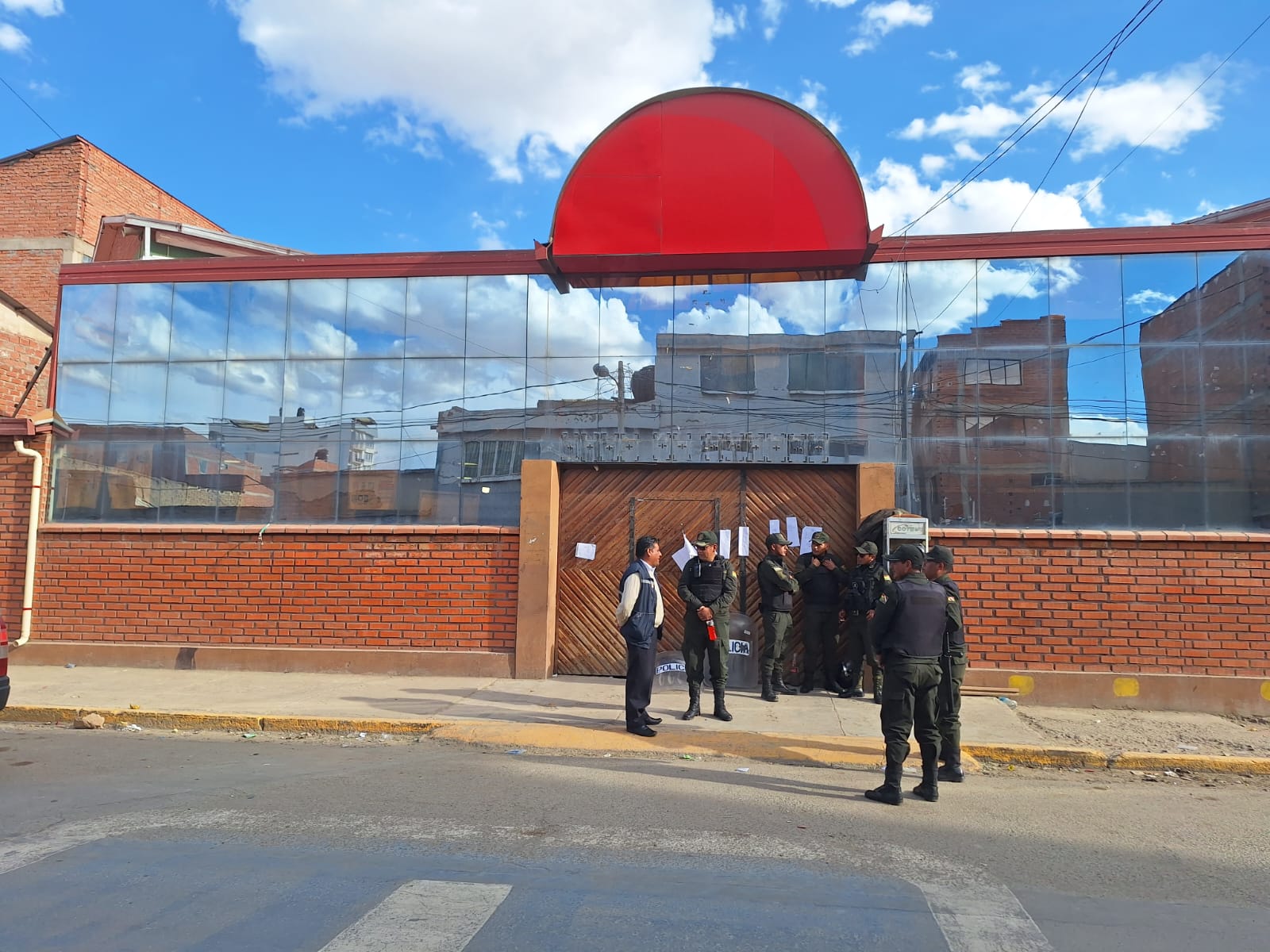 LA DELEGACIÓN DEFENSORIAL DE ORURO BUSCA RESOLVER CONFLICTO ENTRE EL GOBIERNO MUNICIPAL Y DEPARTAMENTAL SOBRE USO DE AMBIENTES DEL EX CENTRO DE SALUD SANTA LUCIA