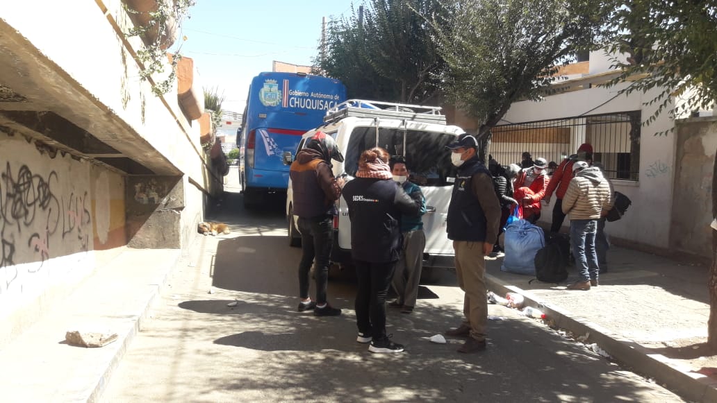 DEFENSORÍA DEL PUEBLO COORDINA TRASLADO DE 52 CHUQUISAQUEÑOS VARADOS EN PISIGA