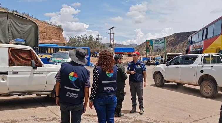 DÍA 23 DE BLOQUEOS: DEFENSORÍA DEL PUEBLO VERIFICA ESTADO DE SALUD DE POLICÍAS HERIDOS EN DESBLOQUEO DE PAROTANI Y SITUACIÓN JURÍDICA DE DETENIDOS