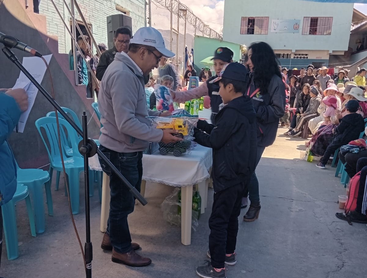 DEFENSOR DEL PUEBLO ESCUCHA A PRIVADOS DE LIBERTAD EN EL CENTRO DE CUSTODIA DE PATACAMAYA Y ENTREGA PRESENTES NAVIDEÑOS