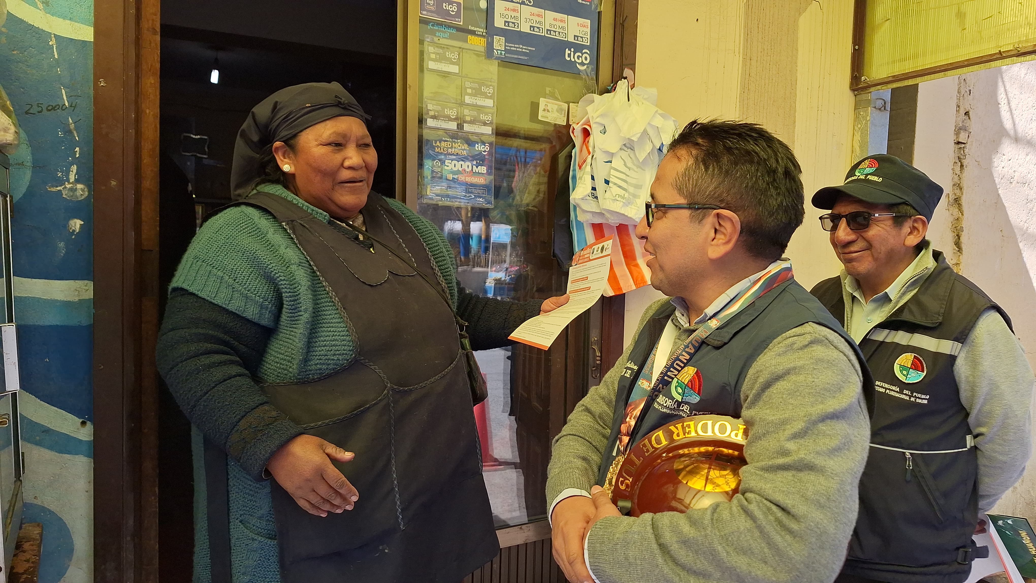 Defensoría del Pueblo y la Fatescipol entregaron cartas a los hogares de Huanuni, exhortándoles a no callar ante la violencia hacia la mujer