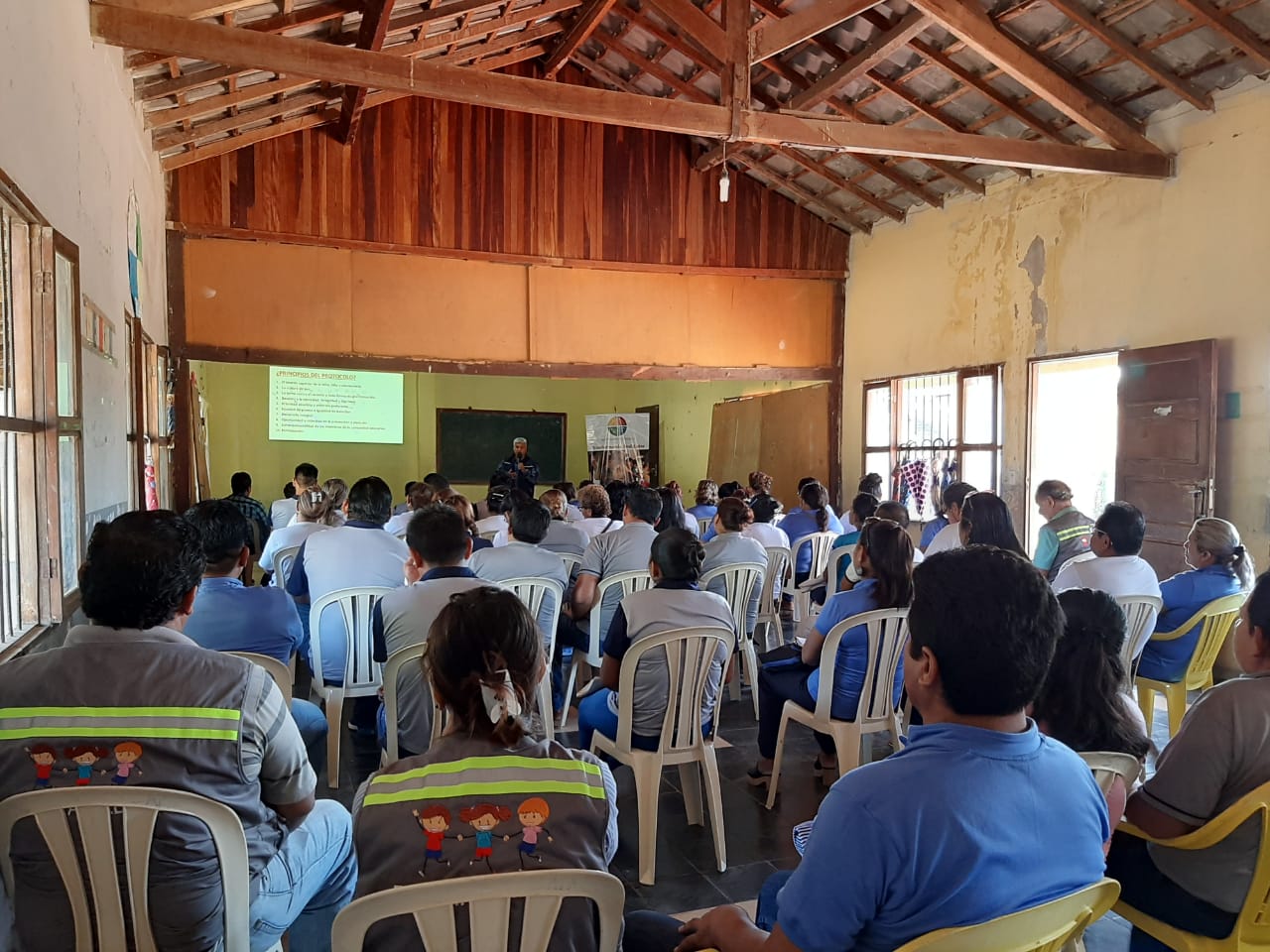 EN EL MUNICIPIO EL CARMEN RIVERO TORREZ LA DEFENSORIA DEL PUEBLO SOCIALIZA PROTOCOLO DE PREVENCIÓN, ACTUACION Y DENUNCIA DE CASOS DE VIOLENCIA EN UNIDADES EDUCATIVAS Y CENTROS DE EDUCACION ESPECIAL