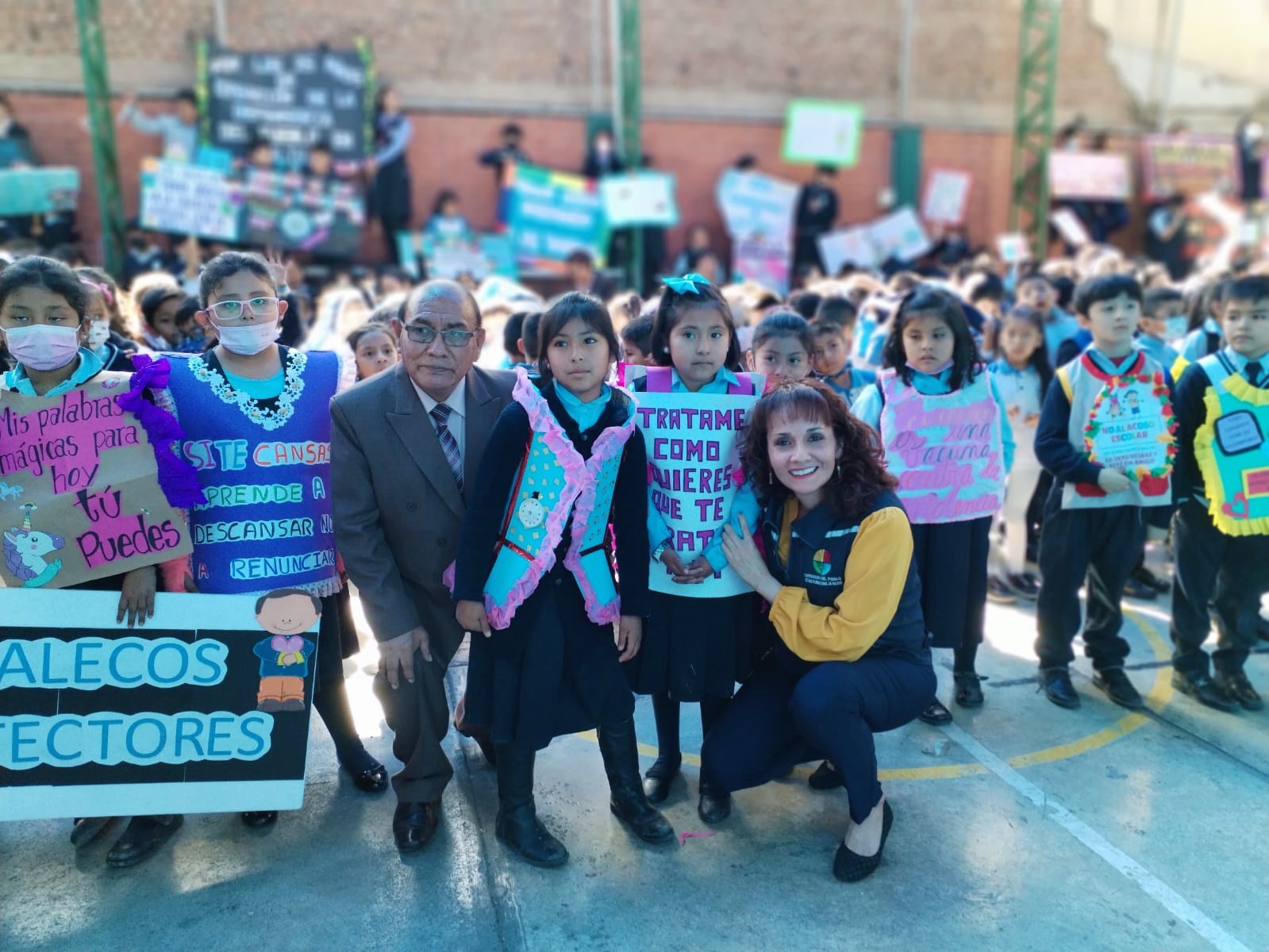 EN COCHABAMBA: ESTUDIANTES DE LA UNIDAD EDUCATIVA REPÚBLICA ARGENTINA ALZAN SUS VOCES EN DEFENSA DE LOS DERECHOS HUMANOS