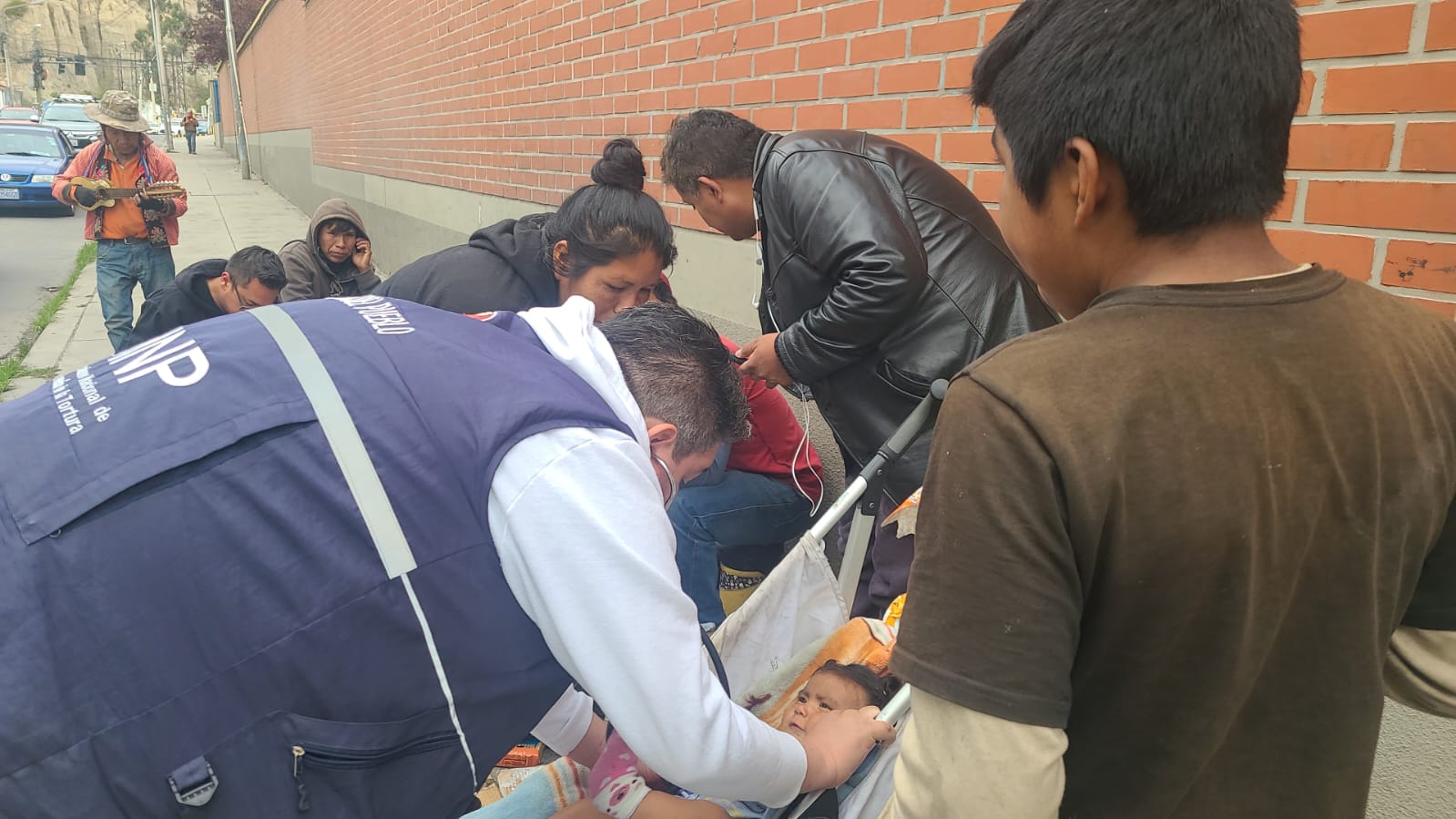 DEFENSORÍA DEL PUEBLO ASISTE A INDÍGENAS AYOREOS QUE MIGRARON A LA CIUDAD DE LA PAZ: SE DETECTARON AFECCIONES EN SU SALUD