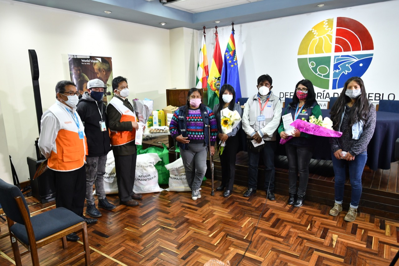 DEFENSORÍA DEL PUEBLO Y VISIÓN MUNDIAL ENTREGAN AYUDA PARA 62 FAMILIAS DE JÓVENES Y NIÑOS VENDEDORES DE CARAMELOS Y LIBROS DE LA PAZ Y EL ALTO